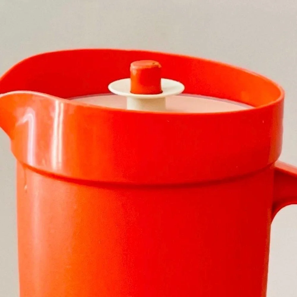 Vintage‎ Tupperware 2 Quart Juice Container with Push Button Seal Lid # 800